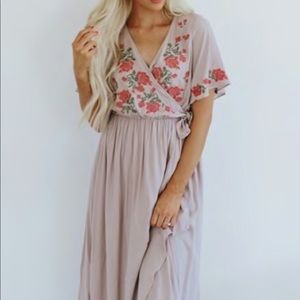 Trending Embroidered dress (maternity and not) M